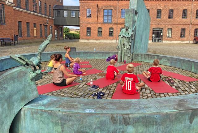 Morsø Folkebibliotek inviterer alle interesserede til at få strukket ud efter sommerferien til Familieyoga på fredag formiddag 5. august. Privatfoto