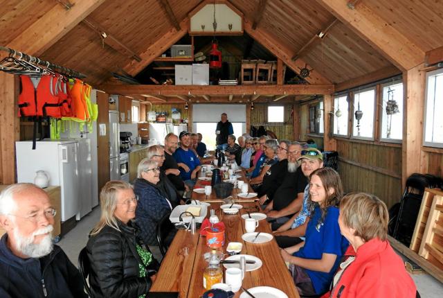 Søndag 17. juli var der 23 til kaffe og rundstykker i bådhuset. Foto: Jens Brændgaard