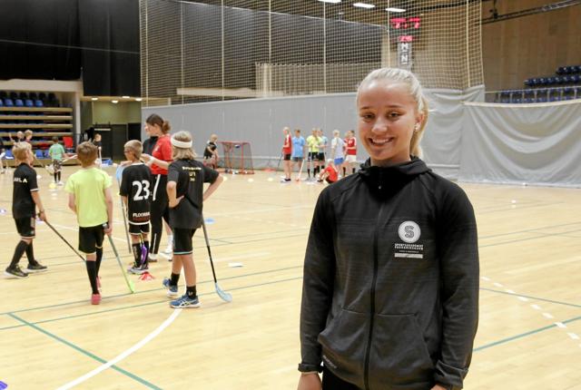 Sille Larsen bruger noget af sin sommerferie som træner på en sommercamp for klubbens yngste spillere. Foto: Hans Sejlund