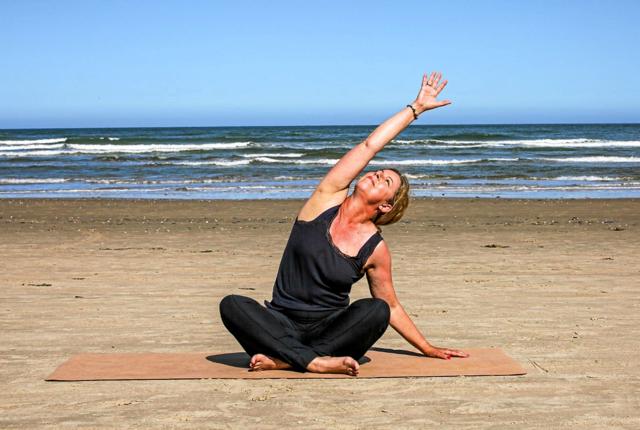 Gitte Lunde giver en yogalektion på stranden. Foto: Stephen Freiheit