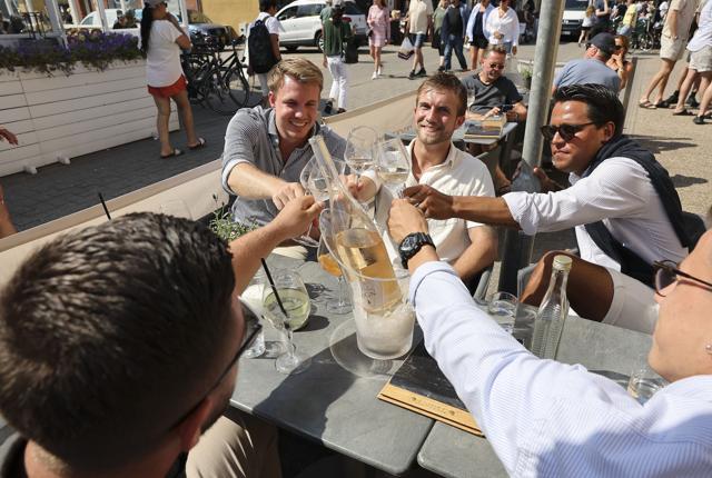 Det er ikke kun rosévin, der er i glassene hos de tørstende Skagen-gæster. Her er det seks kammerater fra Silkeborg, der slukker tørsten i varmen med iskold hvidvin. Foto: Bente Poder