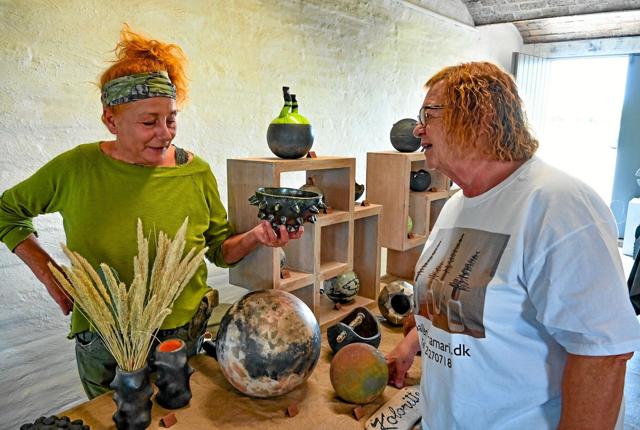 Keramiker Ulla Yde, Thisted, var på Galleri Kamaris marked i weekenden. Til højre initiativtager Karen Marie Dahlgaard, indehaver af galleriet. Foto: Ole Iversen