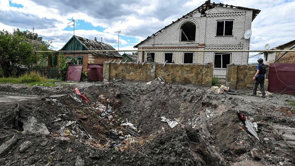 Billedet her viser et ødelagt område foran et hus i Donetsk. Det er et af de ukrainske områder, som Rusland vil annektere. (Arkivfoto). <i>Juan Barreto/Ritzau Scanpix</i>