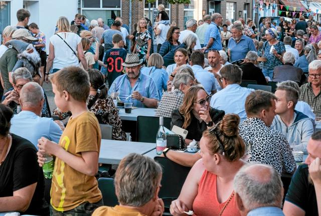 Fredagens Street Food Fest i Sindal var en formidabel succes. Byen var hele aftenen fyldt til bristepunktet med mennesker og aktiviteter. Foto: Niels Helver
