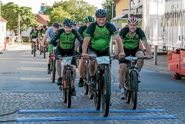 Starten er gået til årets Tour de Bindslev. Der deltog 31 ryttere fordelt på fire hold. Foto: Niels Helver