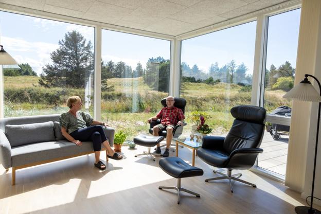 Parret nyder udsigten til det omkringliggende landskab og glæder sig til at følge naturens skiftende farver fra stuen. <i>Foto: Kim Dahl Hansen</i>