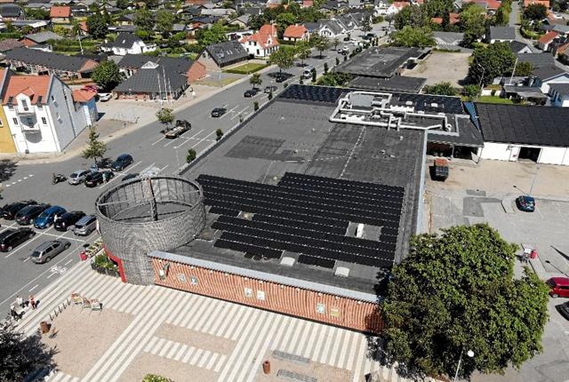 Solcellerne er skjult på taget af butikken og er med til at nedbringe forbruget af strøm med omkring 20%. Solcellerne er diskret placeret på taget og har været en stor, men fornuftig investering. Foto: TME Airview