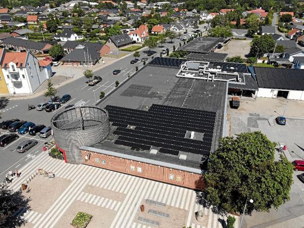 Solcellerne er skjult på taget af butikken og er med til at nedbringe forbruget af strøm med omkring 20%. Solcellerne er diskret placeret på taget og har været en stor, men fornuftig investering. Foto: TME Airview