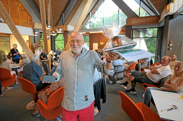 En glad Peter Hesk efter at have modtaget Naturprisen for sin skulptur 'Egeporten'. Foto: Jørgen Ingvardsen