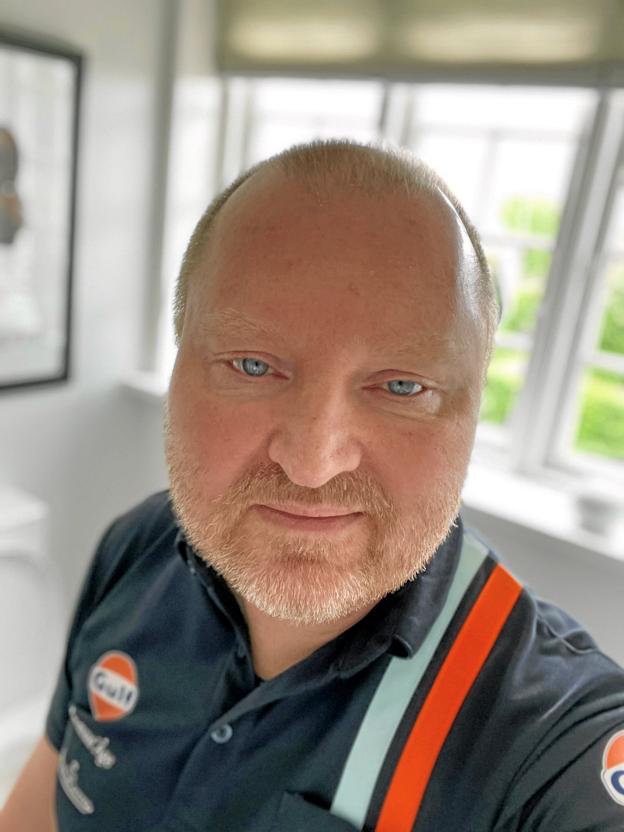 Kenneth Bremer var en travl forretningsmand, da han i 2018 vågnede op efter en blodprop i hjernen, med halvsidig lammelse og et spoleret sprog. Privatfoto <i>1</i>