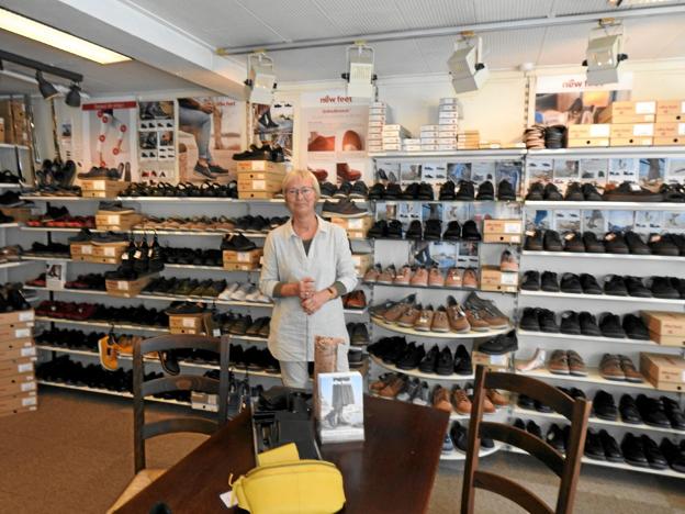 Her står Anna Marie Frederiksen ved den store afdeling Medical Footwear, som er sko til folk, der er blevet henvist af behandlere. Foto: Jens Brændgaard