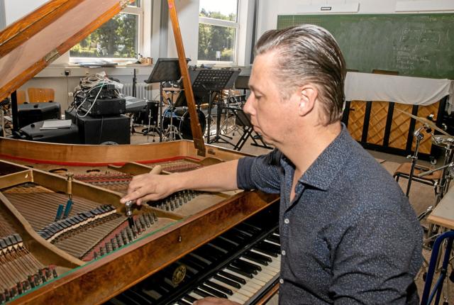 Organisten og klaverstemmeren Christian Vestergaard har købt Bratskovs gamle flygel for at renovere det. Foto: Jesper Hansen