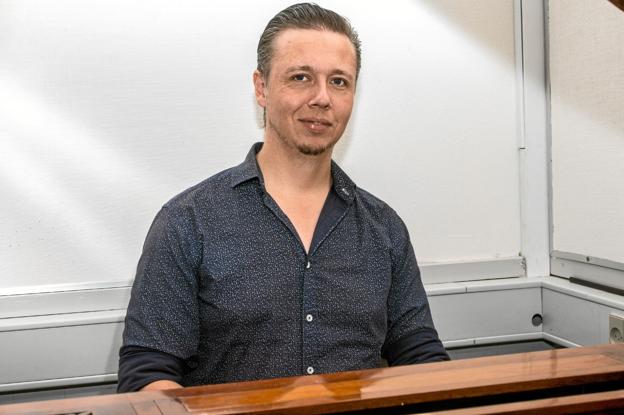 Organisten og klaverstemmeren Christian Vestergaard har købt Bratskovs gamle flygel for at renovere det. Foto: Jesper Hansen