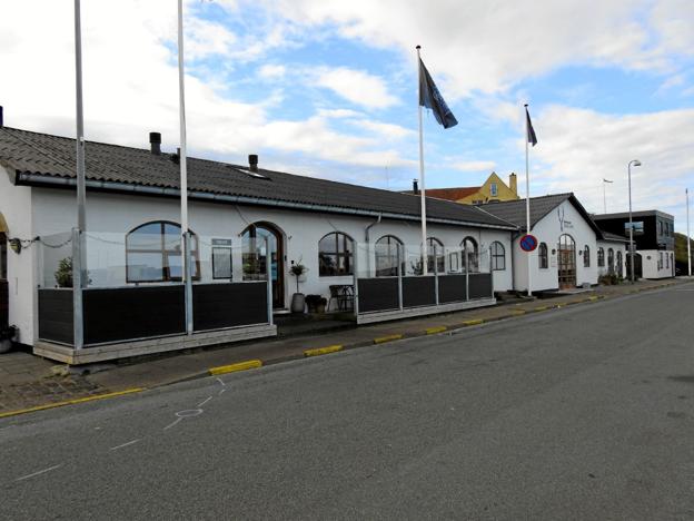 Her er det Ole Rimmens ejendomme med restauranter på havnefronten Vestkajen i Hirtshals. Foto: Jens Brændgaard
