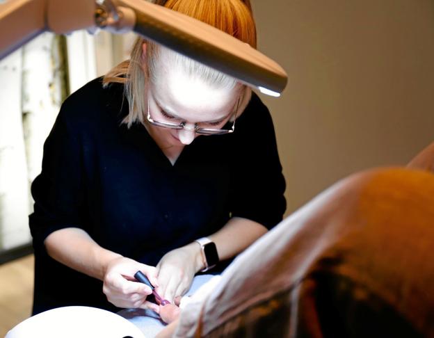 Her gør Julie et par fødder sensommerklar. Hos Beauty by Munk kan man få mange forskellige behandlinger, blandt andet voksbehandlinger, ansigtsbehandlinger, fedtfrysning, pedicure og shellac og meget andet. Foto: Vibe Maria Dahl Andersen