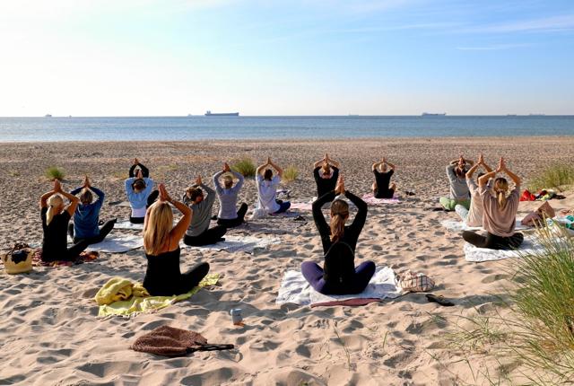 Yin-yoga ved Lise Bach fra Skagen Yoga er hver onsdag og lørdag fra klokken 8.00 til 9.00 på stranden ved Vippefyret. I uge 29 er det dog onsdag og lørdag. Det koster 60 kroner. Følg eventuelt med på Skagenyoga på Facebook for at holde dig ajour med eventuelle ændringer. Foto: Vibe Maria Dahl Andersen