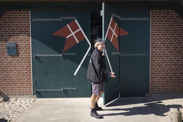 Frederik Eshuis er blevet en del af Team Frivillig Blokhus og en af hans opgaver er at åbne og lukke for udstillingen på Redningsstationen i Blokhus. Foto: Claus Søndberg <i>Foto: Claus Søndberg</i>