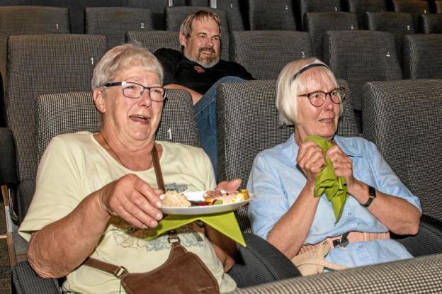 Under receptionen var der tegnefilm på det store lærred. Den mulighed ville Ninette Mørkholt og Edith Møller Thomsen fra Fjerritslev Kinos børnefilmklub naturligvis ikke gå glip af. Foto: Jesper Hansen