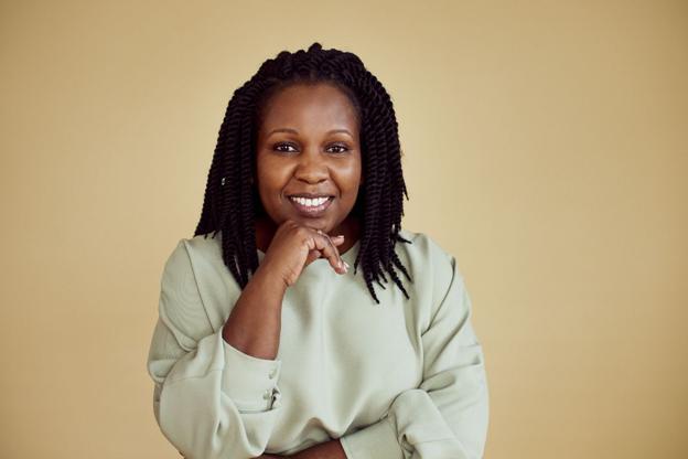 Carolyne Kaddu Rasmussen er aktuel med sin nye biografi "Hovedet i himlen og fødderne på jorden", som er en barsk og humoristisk fortælling om at flygte til Danmark som 21-årig med to små børn. Foto: Lindhardt og Ringhof/Thomas A