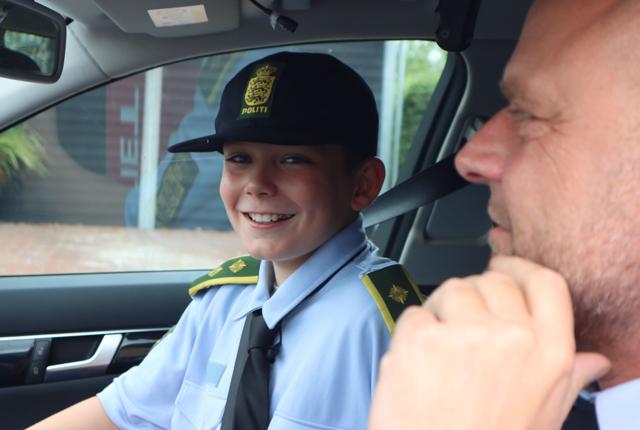 8-årige Victor har været færdselsbetjent for en dag - og vil nu have dig til at sætte farten ned. Foto: Aalborg Kommune