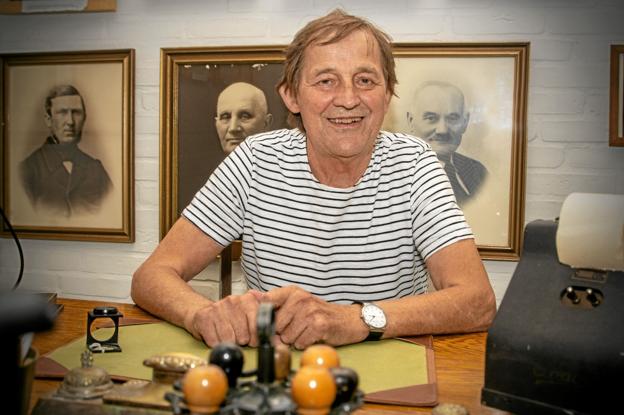 Svend Andersen har sat sig godt til rette i Aaby Sogns gamle kæmnerkontor i Aaby Sogns Lokalhistoriske Forenings nye lokaler i DGI-huset. Foto: Jesper Hansen