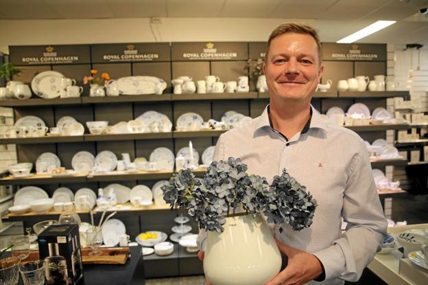 Hos Jeppe Tolstrup og hans kolleger i Kop & Kande er Royal Copenhagen det store gavehit til de mange udsatte familiefester. Foto: Hans Sejlund