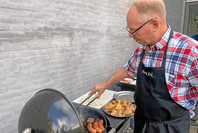 ”Køkkenchefen”, Svend Erik Jensen, klar ved grillen. Privatfoto