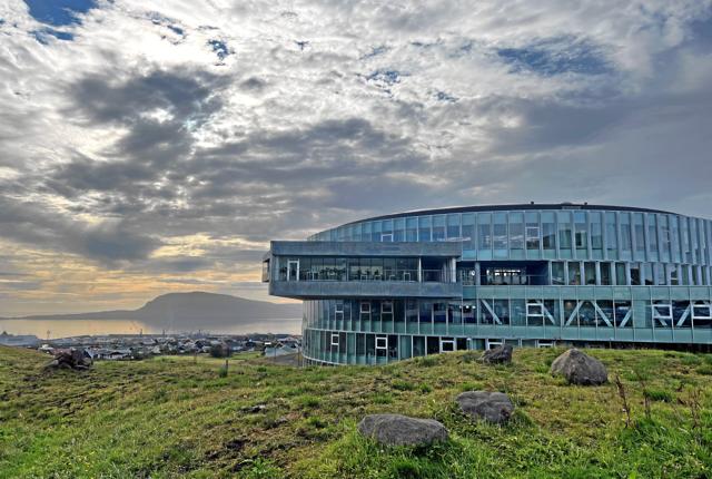 Gymnasiet i Torshavn, Glasir, er tegnet af Bjarke Ingels' tegnestue BIG og ligger med udsigt over byen, havet og fjeldene. Privatfoto