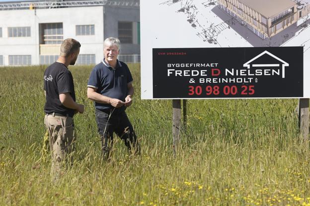 Næste step er for Palle Breinholt og sønnen Lars Breinholt at flytte fra Fjerritslev til deres egen byggegrund her i Støvring. Foto: Claus Søndberg <i>Foto: Claus Søndberg</i>