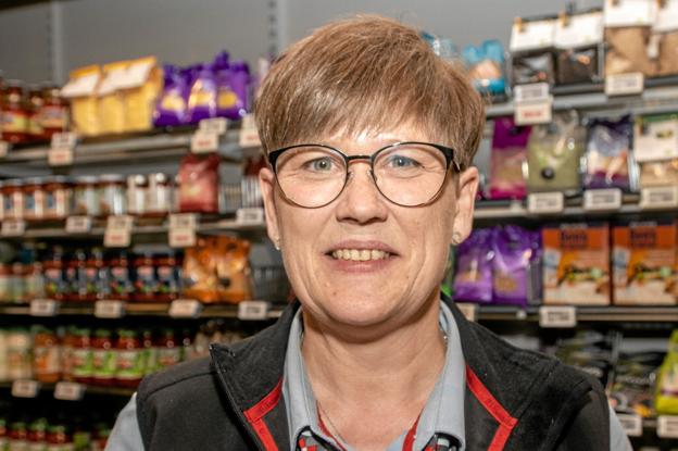 Sanne Jakobsen har arbejdet hos købmanden i Aabybrocentret i 25 år. Først hed butikken Favør, så blev det til SuperBest, og nu hedder butikken Meny – men Sanne er den samme. Foto: Jesper Hansen