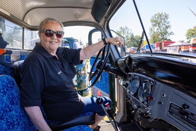 Birthe Jensen, pensioneret lastbilchauffør, er en af de mange veteranlastbils-entusiaster, der er kørt til Sæby til Nordjysk Veteranrally 2022.