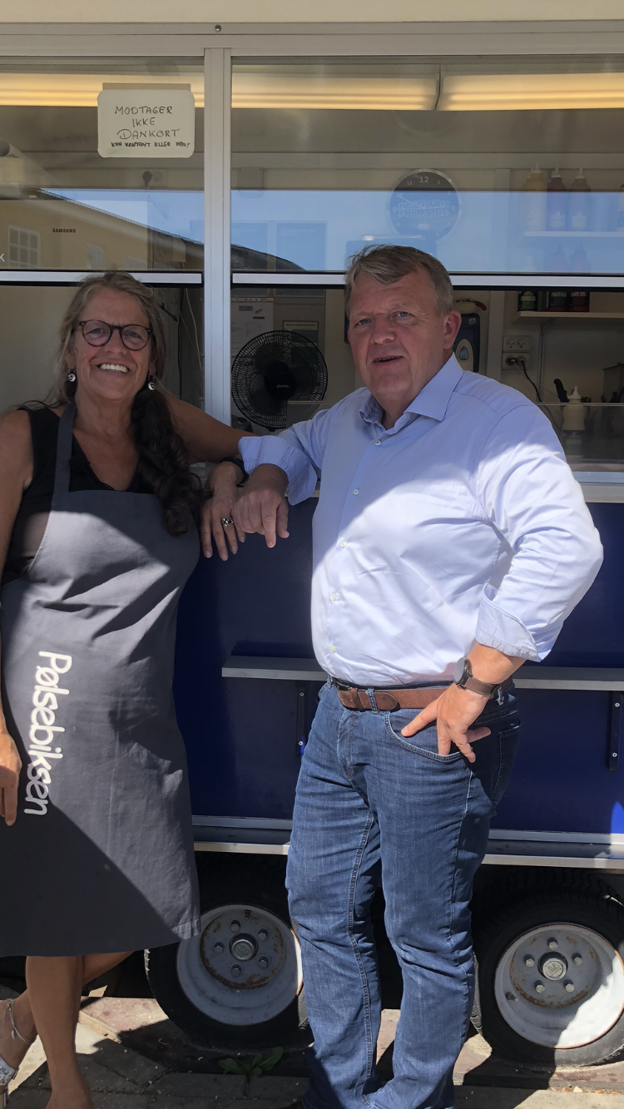 En ristet hotdog og en Cocio stod på menuen, da Lars Løkke Rasmussen kiggede Pølsebiksen. Foto: Privat