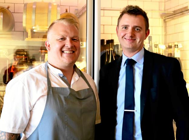 Køkkenchef Jack Cramer og restaurantchef Johan Brodersen fra Restaurant Okê. Foto: Vibe Maria Dahl Andersen