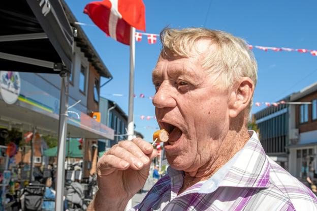 Uhm, den smager godt, siger Hugo Pedersen om en grill-pølse fra Mad & Slagter i Halvrimmen. Foto: Jesper Hansen