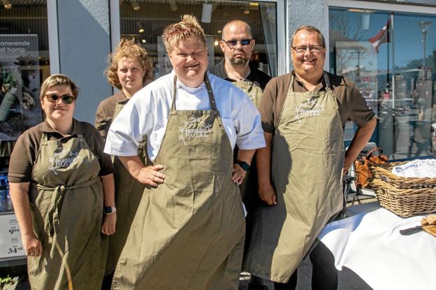 Holdet fra Skovsgård Hotel, der solgte ølandshvedebrød bagt i hotellets nye stenovn. På billedet ses Martin Zelmer, Warina Zelmer, Natasch Simonsen og Malene Jensen. Yderst til højre Erik Christensen. Foto: Jesper Hansen