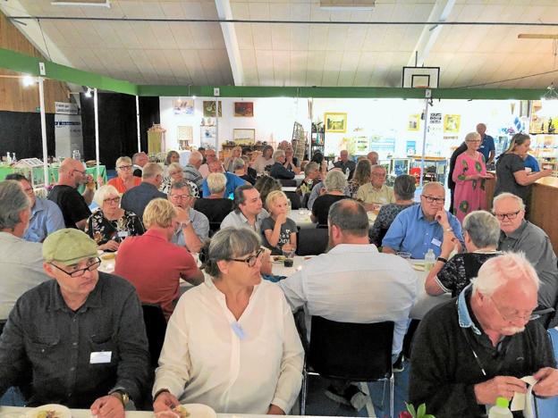 Der en stor gensynsglæde mellem antikvitetshandlerne, der traditionelt samles til frokost i cafeen lige inden åbningen. Mange havde ikke set hinanden siden den sidste antikmesse i 2019. Foto: Kirsten Olsen