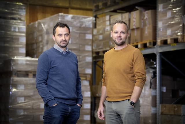 Lasse Hald og Daniel Urbaniak stiftede deres fælles gulvvirksomhed, mens de arbejdede fuld tid som paramedicinere.