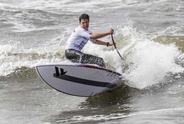 Noa Stender fra Klimtøller har vundet EM i disciplinen "surf SUP" i Hvide Sande. Foto: John Carter