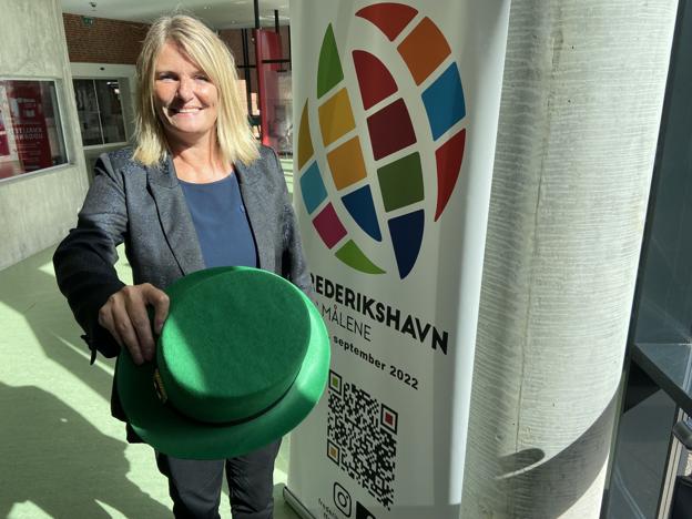 Borgmester Birgit S. Hansen er med, når European Energy torsdag har inviteret en række repræsentanter fra Frederikshavn til at diskutere grøn omstilling og svare på spørgsmål, som borgere i løbet af torsdagen har mulighed for at lægge i den grønne hat. Foto: Stenar Glamann