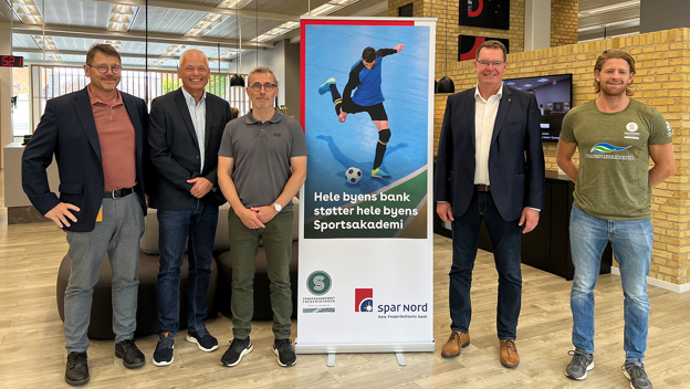 På billedet er det fra venstre: Karsten Asmussen fra EUC Nord, Brian Andersson fra Frederikshavn Handelsskole, Jan Bjeldbak fra Frederikshavn Gymnasium, Morten Kock, Spar Nord og Brian Høj som er sportslig koordinator for Sportsakademiet. Foto: Spar Nord Frederikshavn