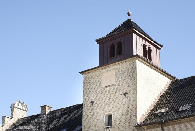 Uret på tårnet i Kriminalforsorgens domicil i Hobro, Adelgade 75, er dækket til. Foto: Claus Søndberg.