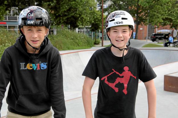 William Vestergaard Mose og Thomas Noritaka Andersen er i skaterparken næsten hver dag med deres løbehjul. Foto: Hans Sejlund