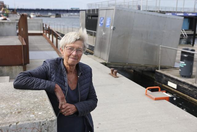 Formanden for Vinterbadeklubben Lillebjørn, Kirsten Hein, er chokeret over, at kommunen vil lukke havnebadet, som de 700 medlemmer bruger. <i>Foto: Bente Poder</i>