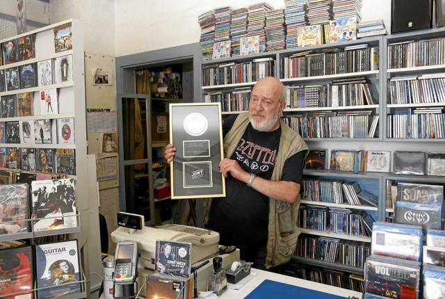 Ole Wittrup med guldpladen, som CD-Baren fik af Allan Olsen som bedst sælgende butik i Danmark. Foto: Hans Sejlund