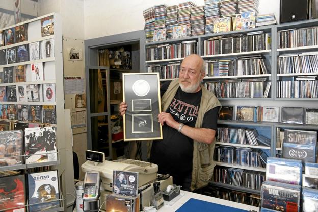 Ole Wittrup med guldpladen, som CD-Baren fik af Allan Olsen som bedst sælgende butik i Danmark. Foto: Hans Sejlund