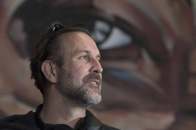 Toni Jørgensen, ejer af Aalborg Street Food, forklarer, at boderne nu har igangsat nye initiativer, der skal sikre bedre hygiejne og boderne mod misforståelser, når fødevarekontrollanterne kommer forbi. Arkivfoto: Henrik Louis <i>HENRIK LOUIS</i>