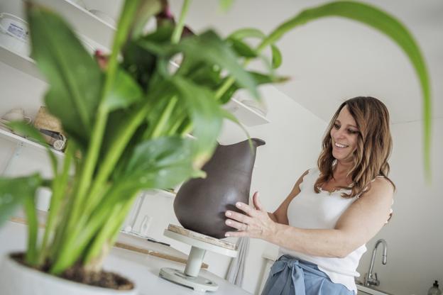 Udover keramikken til dekoration, som hun køber hjem i større partier, kreerer Sabbie også håndlavet keramik i baglokalet af sin forretning. Foto: Martin Damgård
