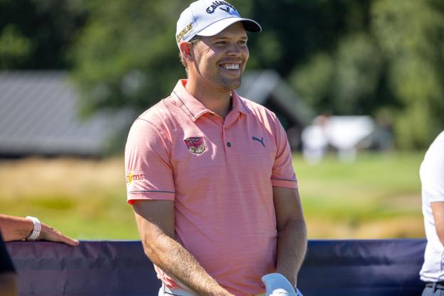 Tee-out på hul 1 den første dag. Her Martin Leth Simonsen fra Aalborg, der i juni vandt sin første turnering på Challenge Touren. <i>Foto: Kim Dahl Hansen</i>