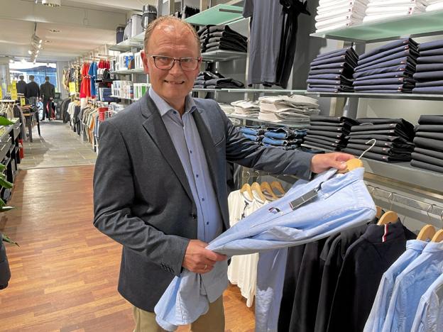 - Jeg har i tidens løb fået mange trofaste kunder, hvor jeg kender deres tøjstil og størrelse. Jeg elsker at gøre en forskel og give den helt personlige rådgivning, lyder det fra Brian Mikkelsen. Foto: Jesper Bøss