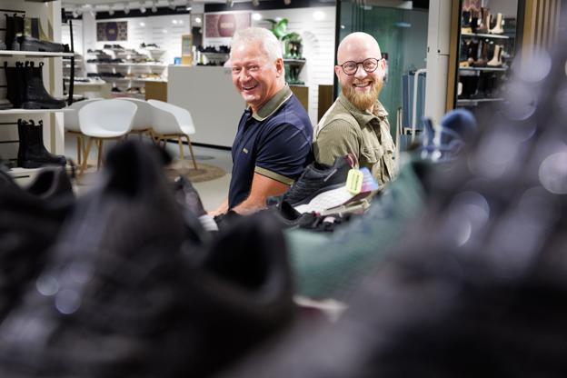 Per Overgaard Christensen (tv) har solgt sine to Skoringen-butikker i Nykøbing og Thisted til Daniel Smalbro Pedersen. Foto: Bo Lehm <i>Foto: Bo Lehm</i>
